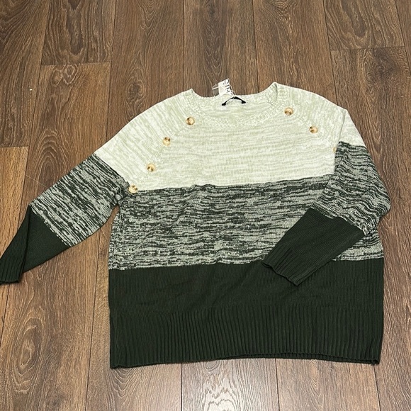 BloomChic Plus Size XL Colorblock Contrast Heather Button Detail Pullover - Picture 5 of 5